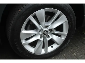 Car image 30