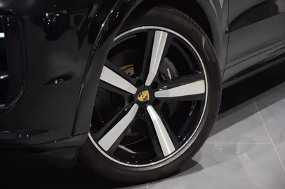 Car image 19