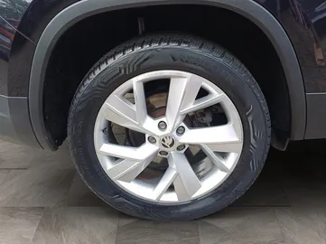 Car image 25