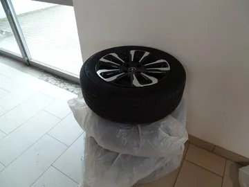 Car image 25