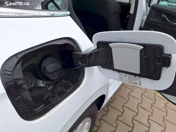 Car image 26