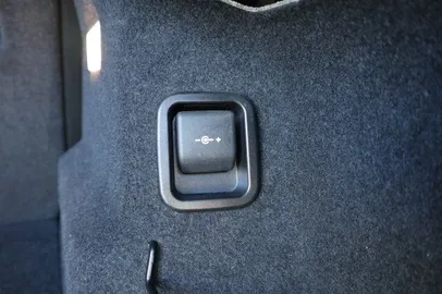 Car image 32