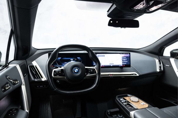 BMW iX xDrive40 241 kW image number 11