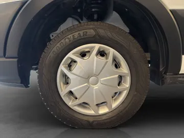 Car image 17