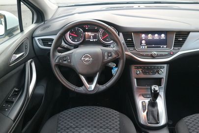 Car image 10