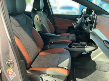 Car image 27