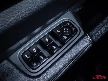 Car image 34