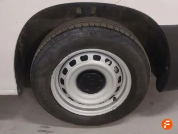 Car image 25