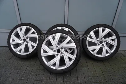Car image 23