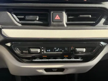 Car image 32