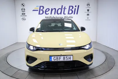 Car image 3