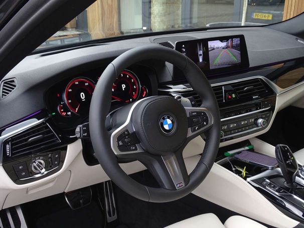 BMW 540i Touring xDrive 251 kW image number 17