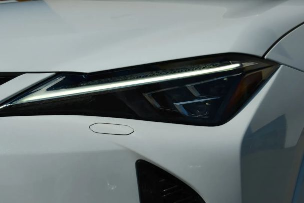 Lexus UX 250h 135 kW image number 7