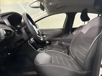 Car image 19
