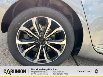 Car image 12