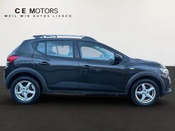 Car image 4