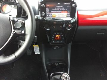 Car image 12