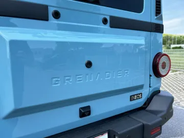 Car image 15