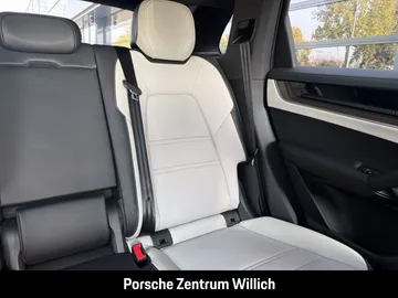 Car image 32