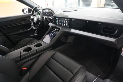 Car image 28