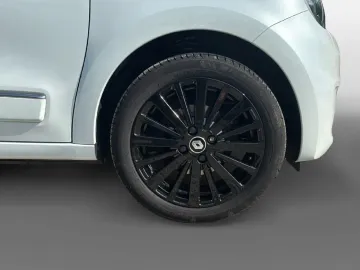 Car image 25