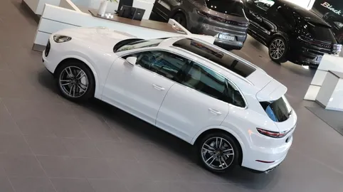 Car image 13