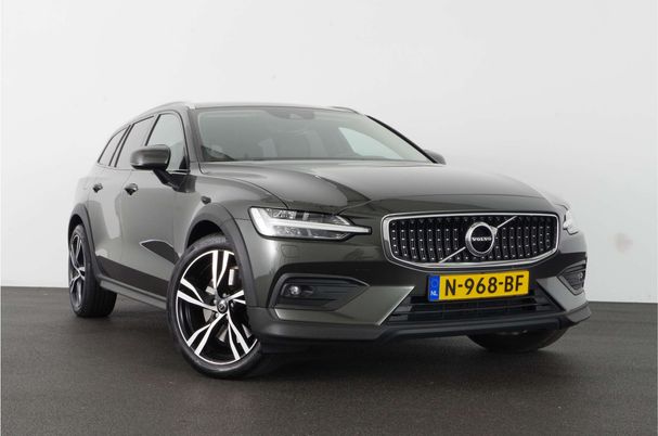 Volvo V60 Cross Country AWD Pro B5 185 kW image number 2