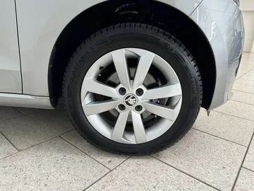 Car image 19