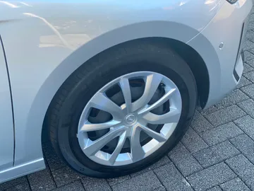 Car image 30