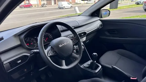 Car image 18