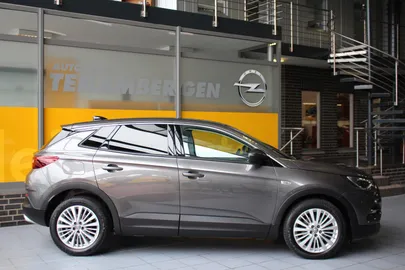Car image 3
