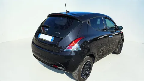Car image 5