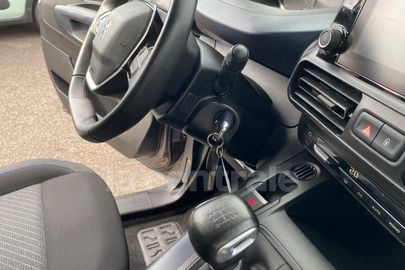 Car image 37