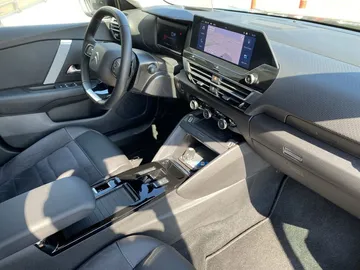 Car image 30