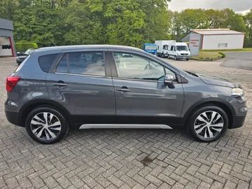 Car image 4