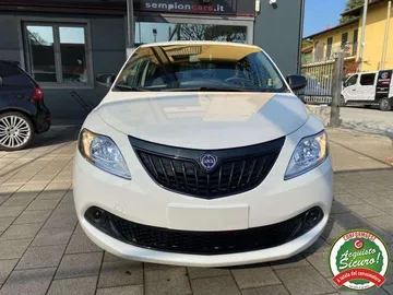 Car image 3