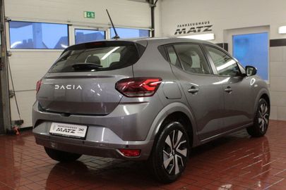 Car image 4