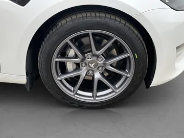Car image 32