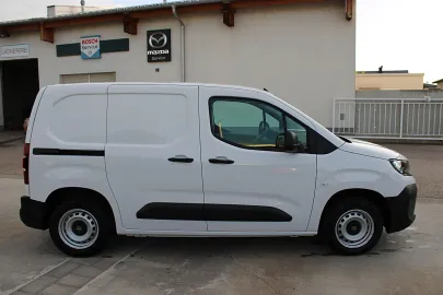 Car image 4