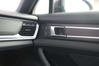 Car image 36