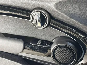 Car image 32