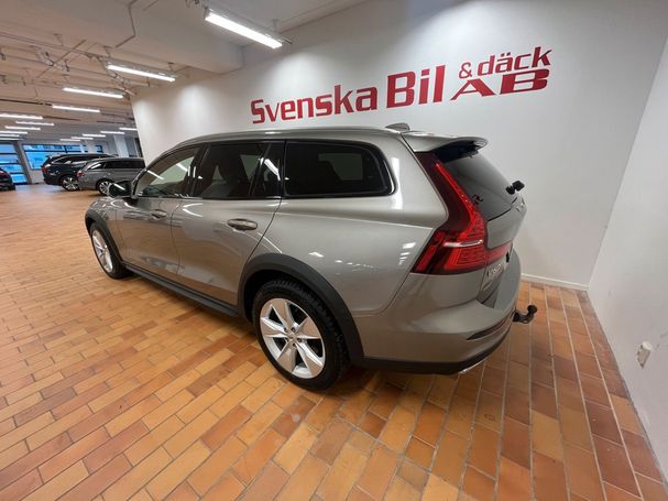 Volvo V60 Cross Country B4 AWD Momentum 146 kW image number 2