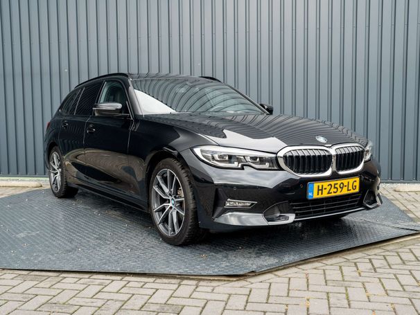 BMW 320i Touring 135 kW image number 30