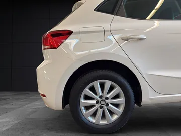 Car image 30