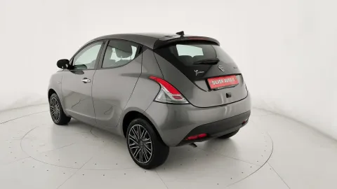 Car image 5