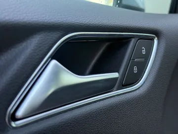 Car image 38