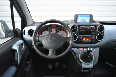 Car image 19