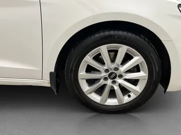 Car image 24