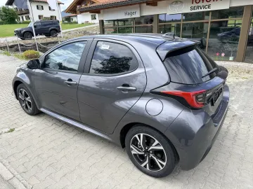 Car image 4