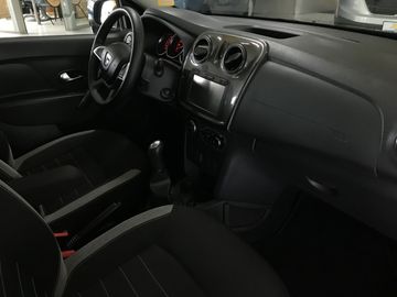 Car image 9